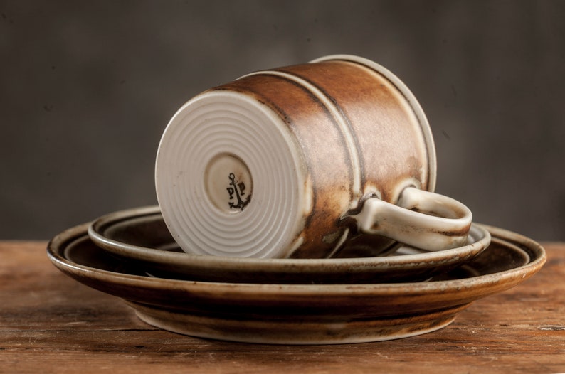 Ensemble de café en lave vintage Conçu par Eystein Sandnes pour Porsgrund Norway 70s, théière, tasses, soucoupes et assiettes, design scandinave en poterie image 8