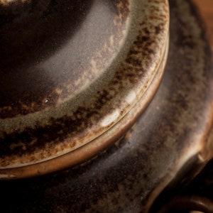 Ensemble de café en lave vintage Conçu par Eystein Sandnes pour Porsgrund Norway 70s, théière, tasses, soucoupes et assiettes, design scandinave en poterie image 5