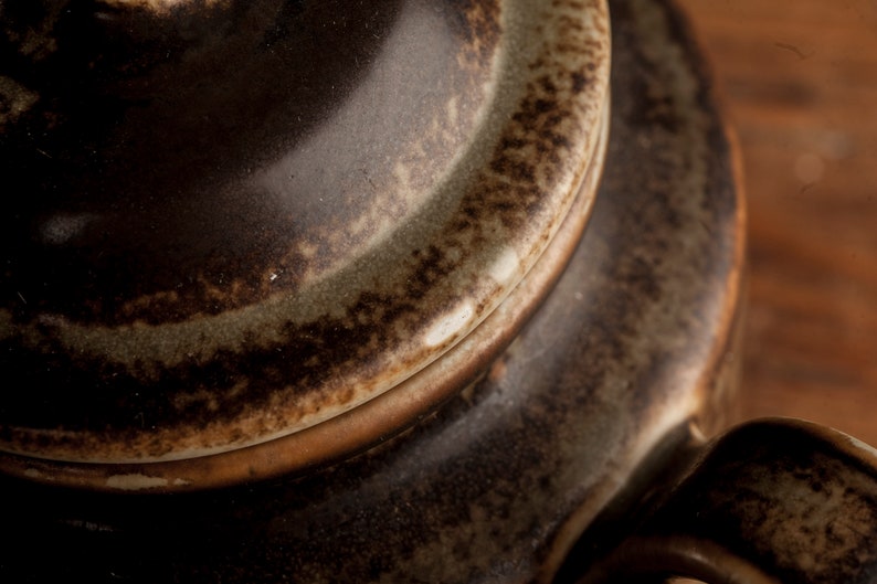 Ensemble de café en lave vintage Conçu par Eystein Sandnes pour Porsgrund Norway 70s, théière, tasses, soucoupes et assiettes, design scandinave en poterie image 5