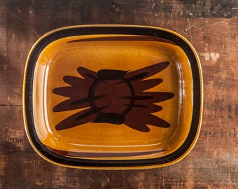 Piatto da portata / teglia da cucina in ceramica svedese, TONNO disegnato da Carl-Harry Stålhane per Rorstrand nel 1970, piatto da portata vintage dipinto a mano