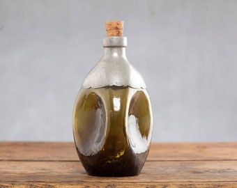 Caraffa verde vintage di Georg Nilsson per Gerotin, Made in Denmark negli anni '20, bottiglia di vetro verde / decanter di vino con involucro di latta, design danese