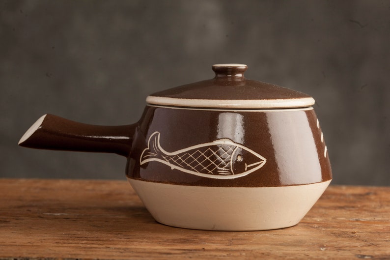 Plat en céramique danoise avec couvercle, décor de poisson, fabriqué au Danemark, récipient vintage brun et blanc, design de poterie scandinave image 3