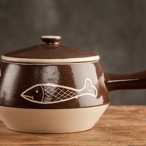 Plat en céramique danoise avec couvercle, décor de poisson, fabriqué au Danemark, récipient vintage brun et blanc, design de poterie scandinave image 1