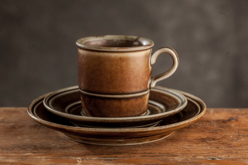 Ensemble de café en lave vintage Conçu par Eystein Sandnes pour Porsgrund Norway 70s, théière, tasses, soucoupes et assiettes, design scandinave en poterie image 7
