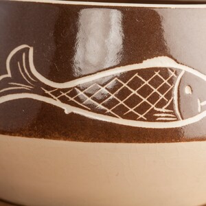 Plat en céramique danoise avec couvercle, décor de poisson, fabriqué au Danemark, récipient vintage brun et blanc, design de poterie scandinave image 8