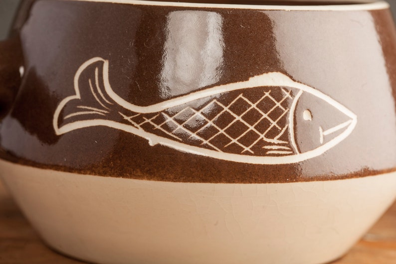 Plat en céramique danoise avec couvercle, décor de poisson, fabriqué au Danemark, récipient vintage brun et blanc, design de poterie scandinave image 8