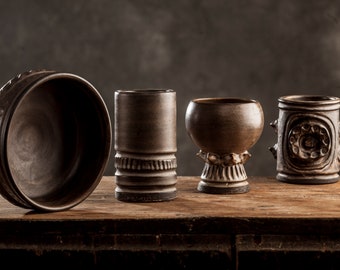 Set di ceramiche marroni vintage, progettato da Irma Yourstone, Made in Sweden, 1960, Mid Century Artistic Ceramic Decor, vaso svedese, ciotola, piatto