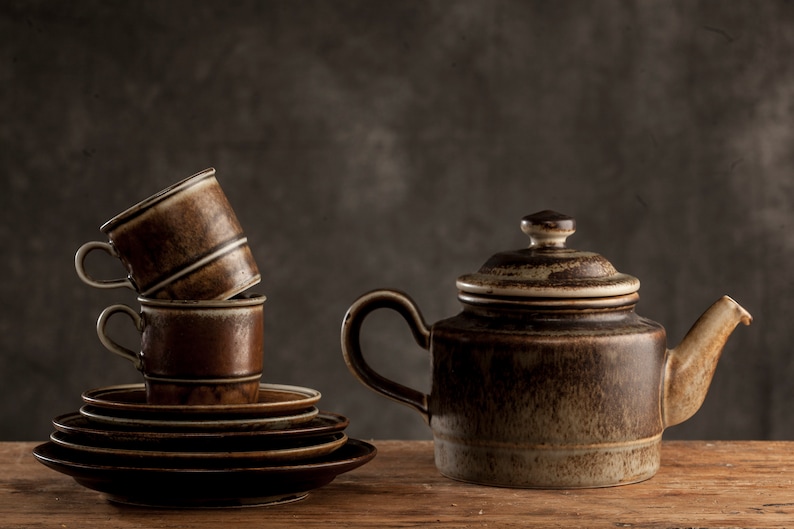 Ensemble de café en lave vintage Conçu par Eystein Sandnes pour Porsgrund Norway 70s, théière, tasses, soucoupes et assiettes, design scandinave en poterie image 1