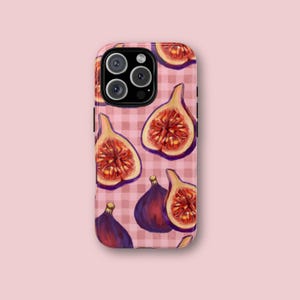 Può includere: Custodia per telefono con motivo a fichi. Il design presenta fichi interi e tagliati in viola, rosso e giallo, su uno sfondo a scacchi rosa e bianco. La custodia ha una finitura lucida e un ritaglio per la fotocamera.