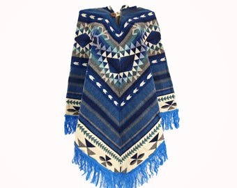 Poncho geométrico de alpaca: design artesanal nativo.