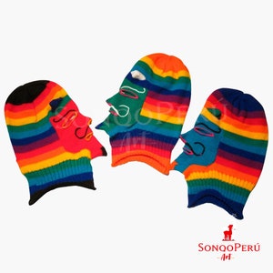 Puede incluir: Tres balaclavas de punto de colores con diferentes diseños de rostro. Cada balaclava presenta un patrón de rayas arcoíris con un diseño de rostro único en colores contrastantes. Las balaclavas están hechas de tejido de punto suave y cálido.