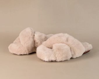 Inca slippers, alpaca slippers, comfortable handmade slippers, light gray color.