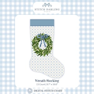 Könnte beinhalten: Ein digitales Kreuzstichmuster für einen Weihnachtsstrumpf mit hellblau-weißem Vichy-Muster, einem einfarbig blauen Bündchen und einem zentralen grünen Kranz mit weißen Beeren und einer blauen Schleife. Der Text lautet Stitch Darling Studio, Wreath Stocking, 13 Count, 24,6 cm mal 42,2 cm.