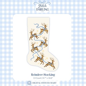 Peut inclure: Un modèle de point de croix couleur crème représentant une chaussette de Noël avec cinq rennes bruns reliés par un ruban bleu clair et de petites étoiles dorées. Le texte indique Stitch Darling Studio, Reindeer Stocking, 13 Count | 24,6 cm x 42,2 cm, Digital Stitch Chart.