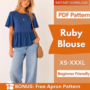 Può includere: Una donna indossa una camicetta blu e jeans azzurri. La camicetta ha maniche corte e vita a peplo. Il testo sull'immagine dice "Ruby Blouse" e "XS-XXXL". C'è anche scritto "Beginner Friendly" e "BONUS: Free Apron Pattern".