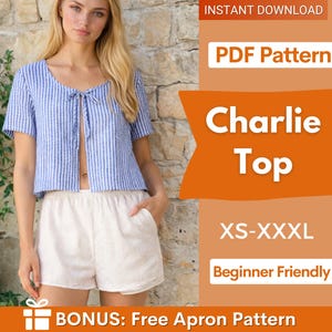 Peut inclure: Un haut rayé bleu et blanc avec une fermeture à nouer, associé à un short blanc. L'image comprend également le texte "Charlie Top", "XS-XXXL" et "Beginner Friendly".