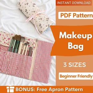 Puede incluir: Un estuche de maquillaje de tela con exterior de rayas rojas y blancas y una solapa con estampado floral, que contiene varios pinceles de maquillaje. La imagen incluye el texto: INSTANT DOWNLOAD, PDF Pattern, Makeup Bag, 3 SIZES, Beginner Friendly, BONUS: Free Apron Pattern.