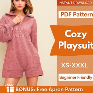 Op de afbeelding: Een oudroze playsuit met een kraag, lange mouwen met geplooide boorden en twee voorzakken. De tekst op de afbeelding luidt: INSTANT DOWNLOAD, PDF Pattern, Cozy Playsuit, XS-XXXL, Beginner Friendly, BONUS: Free Apron Pattern.