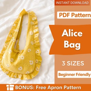 Puede incluir: Un bolso amarillo estilo hobo con estampado de margaritas blancas y bordes con volantes. La imagen incluye el texto: Instant Download, PDF Pattern, Alice Bag, 3 Sizes, Beginner Friendly y Bonus: Free Apron Pattern sobre un fondo naranja y blanco.