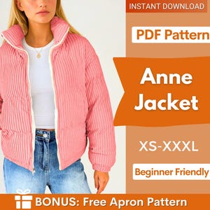 Peut inclure: Une veste matelassée en velours côtelé rose avec un col montant et une fermeture éclair blanche. Le texte à droite indique : INSTANT DOWNLOAD, PDF Pattern, Anne Jacket, XS-XXXL, Beginner Friendly, BONUS: Free Apron Pattern.