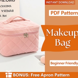 Può includere: Un beauty case rosa trapuntato con manico superiore e chiusura a cerniera. La borsa presenta un motivo a rombi e le parole "Makeup Bag" sono visualizzate su uno striscione arancione. Sono visibili anche i testi "PDF Pattern" e "Beginner Friendly".