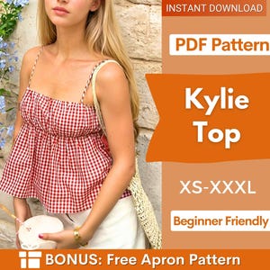 Op de afbeelding: Een rood-wit geruite camisole-top met dunne bandjes en een geplooid lijfje. De afbeelding bevat de tekst: INSTANT DOWNLOAD, PDF Pattern, Kylie Top, XS-XXXL, Beginner Friendly en BONUS: Free Apron Pattern op een oranje achtergrond.