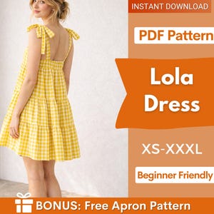 Op de afbeelding: Een geel en wit geruit jurkje met strikbandjes. De jurk heeft een rok met ruches en is gelabeld "Lola Dress" met maten XS-XXXL. De afbeelding bevat ook de tekst "PDF Pattern" en "Beginner Friendly".