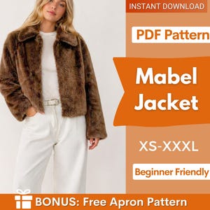 Op de afbeelding: Een bruine imitatiebontjas met kraag, gedragen over een wit shirt en een witte broek. De afbeelding bevat de tekst: INSTANT DOWNLOAD, PDF Pattern, Mabel Jacket, XS-XXXL, Beginner Friendly en BONUS: Free Apron Pattern.