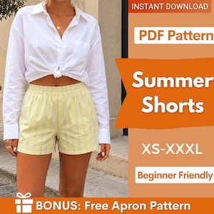 Op de afbeelding: Een digitaal PDF-patroon voor zomershorts in maten XS-XXXL, met een beginnersvriendelijk ontwerp. De afbeelding toont een wit overhemd met knopen en een geel-blauw gestreepte short, met de tekst INSTANT DOWNLOAD, PDF Pattern, Summer Shorts, XS-XXXL, Beginner Friendly en BONUS: Free Apron Pattern.