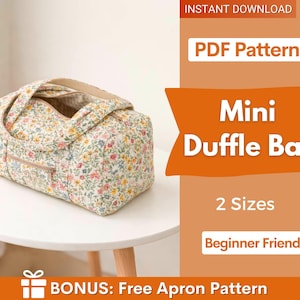 Op de afbeelding: Een mini sporttas met een bloemenpatroon van kleine gele, roze en blauwe bloemen op een crèmekleurige achtergrond. De tekst op de afbeelding luidt: INSTANT DOWNLOAD, PDF Pattern, Mini Duffle Bag, 2 Sizes, Beginner Friendly, BONUS: Free Apron Pattern.