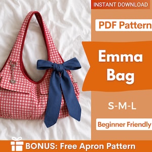 Peut inclure: Un sac à bandoulière à carreaux vichy rouges et blancs avec un grand nœud bleu marine sur le devant, deux poches extérieures et une breloque en métal argenté. L'image contient le texte INSTANT DOWNLOAD, PDF Pattern, Emma Bag, S-M-L, Beginner Friendly, et BONUS: Free Apron Pattern.