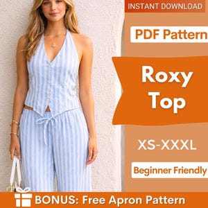 Op de afbeelding: Een lichtblauw en wit gestreepte haltertop in veststijl met bijpassende broek met trekkoord. De tekst op de afbeelding luidt: INSTANT DOWNLOAD, PDF Pattern, Roxy Top, XS-XXXL, Beginner Friendly, BONUS: Free Apron Pattern.