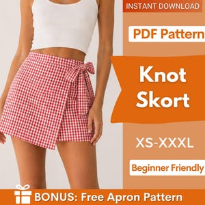 Puede incluir: Una falda pantalón con estampado de cuadros vichy en rojo y blanco con un detalle de nudo lateral. La imagen incluye el texto: INSTANT DOWNLOAD, PDF Pattern, Knot Skort, XS-XXXL, Beginner Friendly y BONUS: Free Apron Pattern. Se usa con una camiseta blanca.