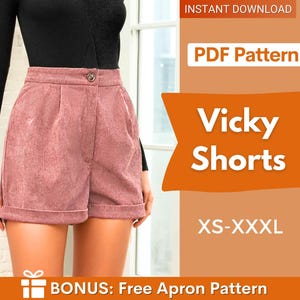 Può includere: Pantaloncini in velluto a coste rosa polvere con vita alta, chiusura con bottone singolo, pieghe frontali e orli con risvolto. L'immagine include il testo PDF Pattern, Vicky Shorts, XS-XXXL e BONUS: Free Apron Pattern.