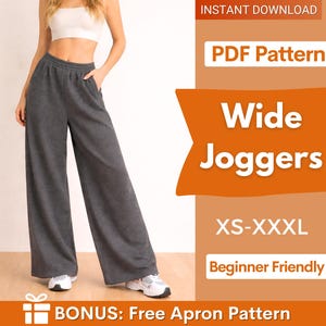 Könnte beinhalten: Eine Person trägt eine dunkelgraue Hose mit weitem Bein. Das Bild enthält den Text "Wide Joggers" und "XS-XXXL". Das Bild zeigt auch "Beginner Friendly" und "BONUS: Free Apron Pattern".