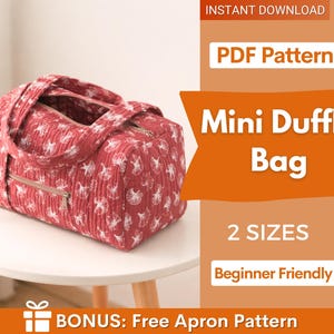 Puede incluir: Un bolso de viaje pequeño acolchado de color rojo con un patrón de hojas de ginkgo blancas, que cuenta con un bolsillo frontal con cremallera y dos asas superiores. La imagen incluye el texto: INSTANT DOWNLOAD, PDF Pattern, Mini Duffle Bag, 2 SIZES, Beginner Friendly, BONUS: Free Apron Pattern.