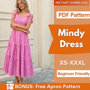 Puede incluir: Una mujer con un vestido rosa y blanco con estampado de cuadros vichy y tirantes anudados. La imagen anuncia un patrón PDF del "Mindy Dress", disponible en tallas XS-XXXL. El patrón es apto para principiantes e incluye un patrón de delantal gratis.