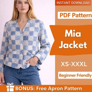 Könnte beinhalten: Eine Frau trägt eine blau-weiß karierte Mia-Jacke. Die Jacke hat einen V-Ausschnitt, einen Knopfverschluss und Taschen. Das Bild enthält auch den Text "PDF Pattern", "Mia Jacket", "XS-XXXL" und "Beginner Friendly".