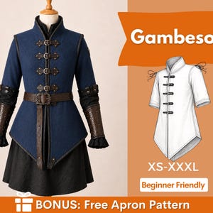 Puede incluir: Una chaqueta gambesón azul con cuello alto, cuatro cierres de hebilla frontales y un cinturón de cuero marrón. La prenda presenta mangas largas con protectores de antebrazo marrón oscuro y puños negros con volantes sobre un maniquí.