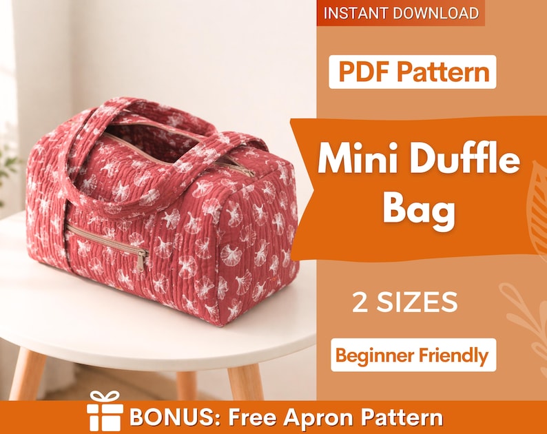 Pu&ograve; includere: Una mini borsa da viaggio rossa con un motivo a conchiglie bianche, con chiusura a zip e due manici. La borsa &egrave; su un tavolo bianco. Il testo sull'immagine dice "Mini Duffle Bag", "PDF Pattern", "2 Sizes" e "Beginner Friendly".