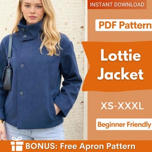 Op de afbeelding: Een marineblauwe jas met een hoge kraag en knoopsluiting. De afbeelding bevat de tekst "Lottie Jacket" en "XS-XXXL". De afbeelding vermeldt ook "Beginner Friendly" en "Bonus: Free Apron Pattern".