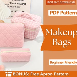 Op de afbeelding: Drie doorgestikte make-uptassen in lichtroze tinten, waaronder een rechthoekig tasje met rits, een grotere vierkante tas met handvat en een kleiner rechthoekig tasje. De tekst luidt INSTANT DOWNLOAD, PDF Pattern, Makeup Bags, Beginner Friendly, BONUS: Free Apron Pattern.