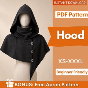 Op de afbeelding: Een zwarte cape met capuchon, voorzien van een hoge kraag en een asymmetrische sluiting aan de voorzijde met drie zilverkleurige gespen. Het kledingstuk wordt getoond op een paspop en bevat tekst voor een PDF-patroon in de maten XS-XXXL.