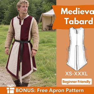 Puede incluir: Una túnica sin mangas con un diseño bicolor en burdeos oscuro y crema, usada sobre una prenda beige acolchada de manga larga. La túnica incluye un cinturón negro y una ilustración técnica de líneas con el texto Medieval Tabard XS-XXXL.