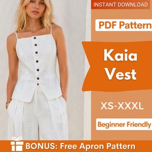 Op de afbeelding: Een vrouw draagt een witte vest en bijpassende broek. De vest heeft een vierkante halslijn en zwarte knopen. De tekst op de afbeelding luidt "Kaia Vest" en "PDF Pattern". Het patroon is verkrijgbaar in de maten XS-XXXL en is beginner-vriendelijk.