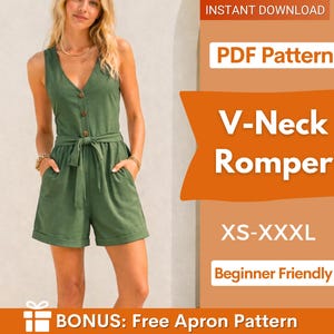 Peut inclure: Un combishort vert à col en V avec un devant boutonné, une taille nouée et des poches. L'image contient le texte "PDF Pattern", "V-Neck Romper", "XS-XXXL" et "Beginner Friendly". L'image dit aussi "BONUS: Free Apron Pattern".
