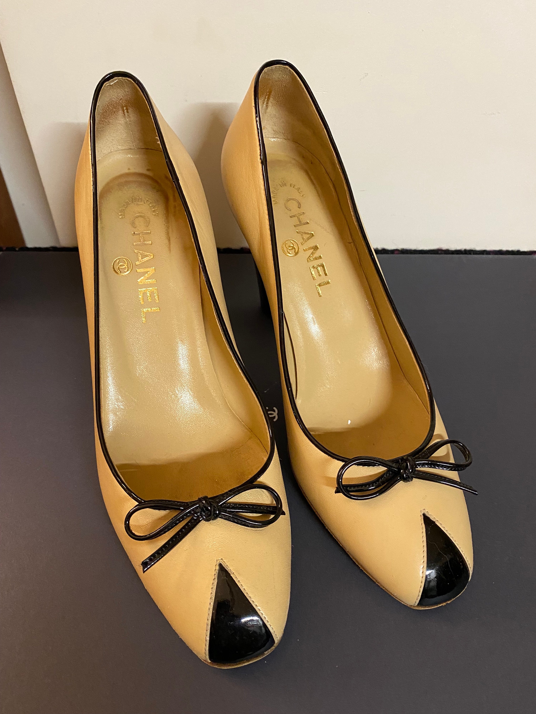 Vintage CHANEL Yellow Calfskin Leather Flat Pump Shoes With 