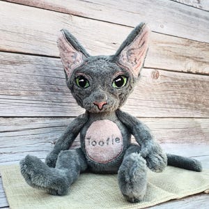 Poupée en peluche personnalisée réaliste de chat Sphynx avec vêtements - Cadeau unique pour les amoureux des animaux