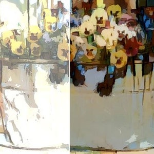 Può includere: Un secchio di metallo vintage pieno di un bouquet colorato di fiori gialli, rossi e blu. I fiori sono disposti in uno stile artistico e fantasioso.