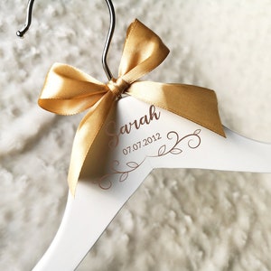 Grucce per damigella d'onore, grucce incise per damigella d'onore, grucce da sposa personalizzate - grucce per abiti da sposa personalizzate, grucce per nomi di nozze